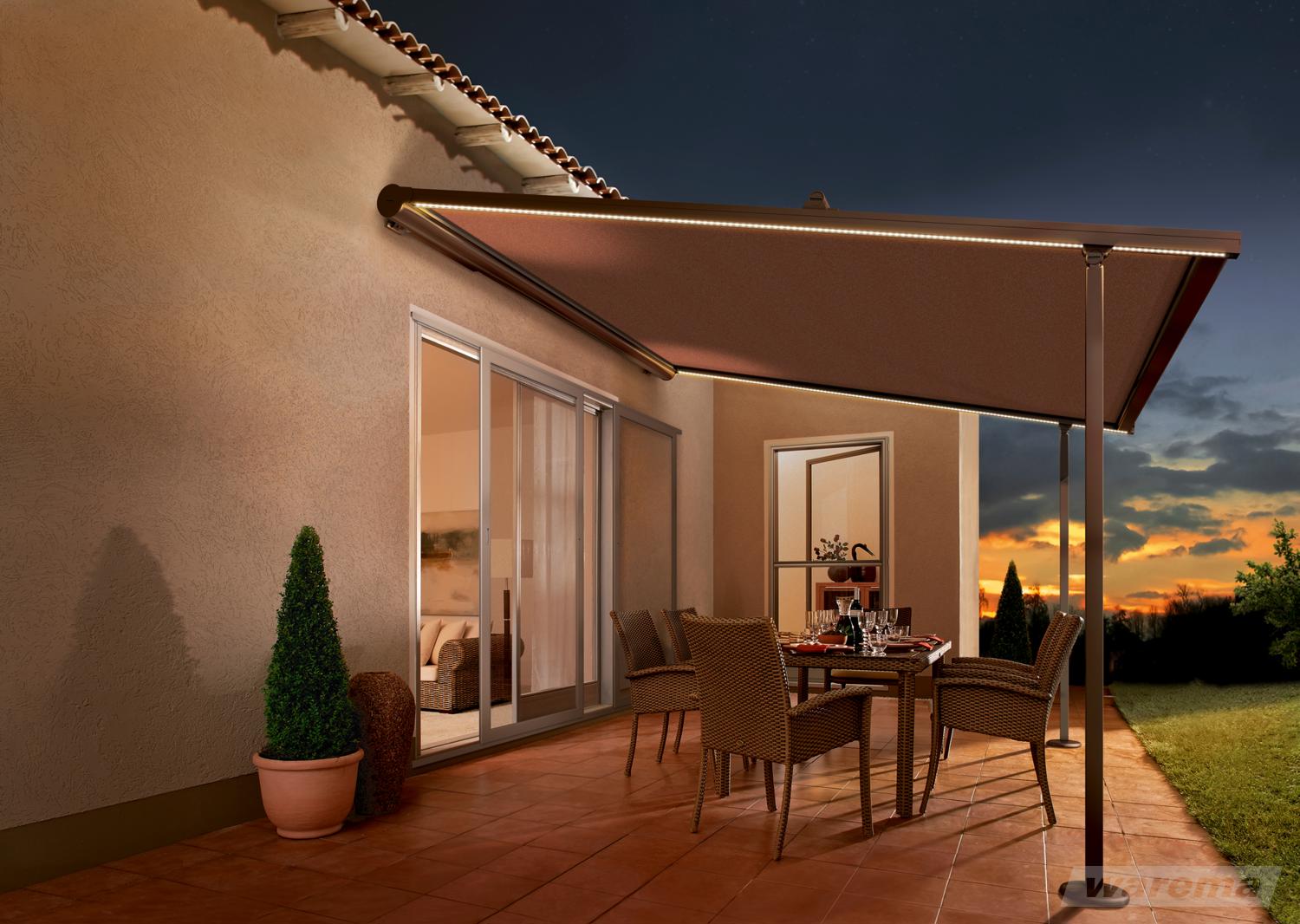 Pergolamarkise mit integrierter LED-Beleuchtung über stilvoll gedecktem Esstisch auf einer Terrasse bei Sonnenuntergang.