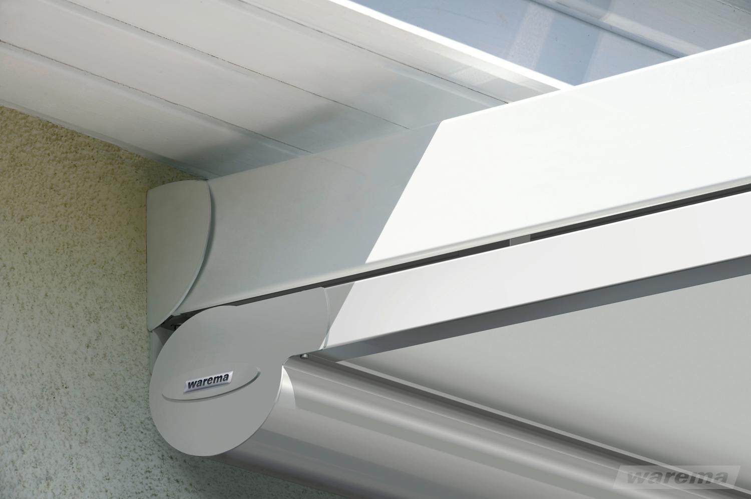 Nahaufnahme einer WAREMA Markise mit geschlossenem Gehäuse und sauber integrierter Stoffrolle an einer Hauswand.