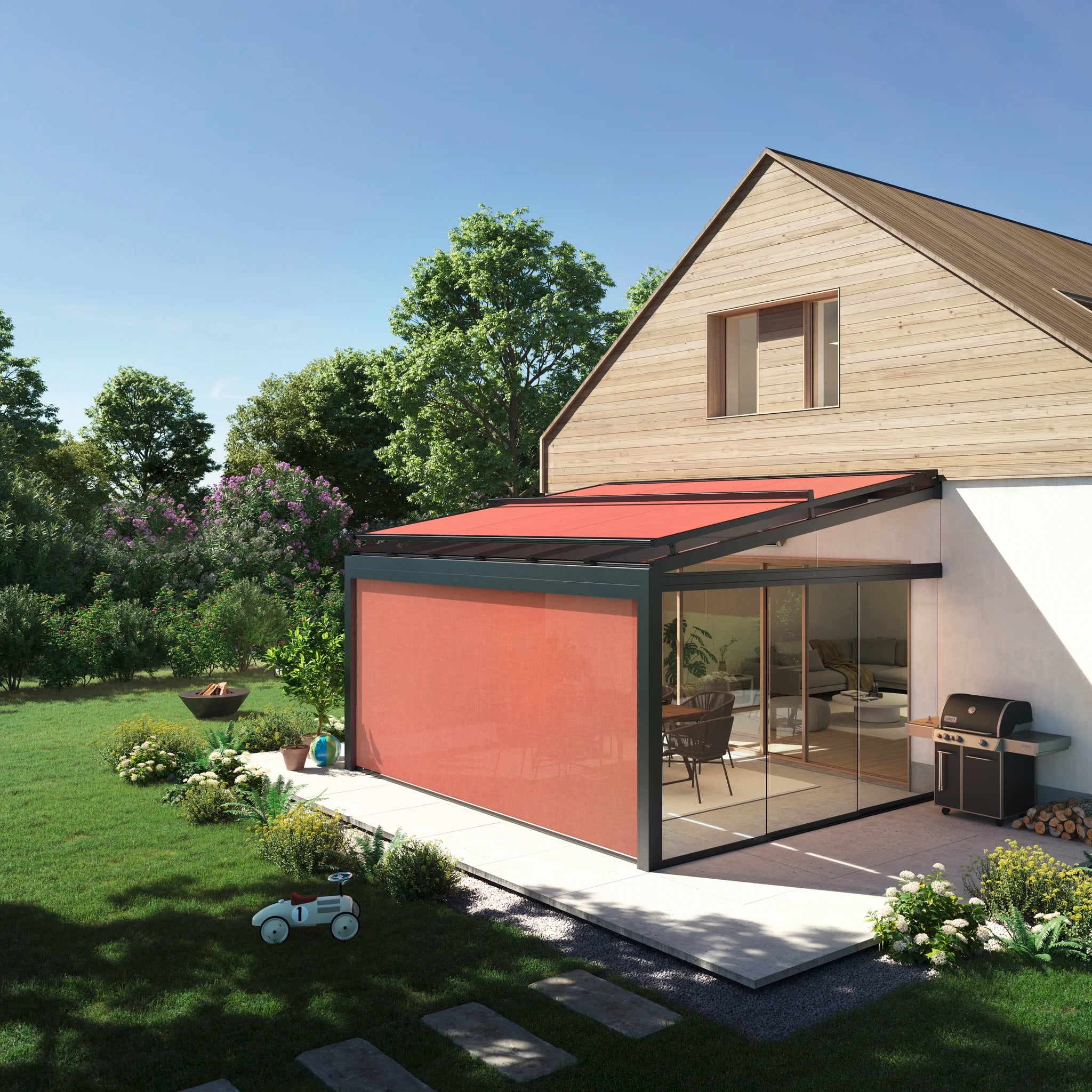 Moderner Wintergarten mit roter Wintergartenmarkise und Senkrechtmarkise an einem Einfamilienhaus mit Garten und Grillplatz.