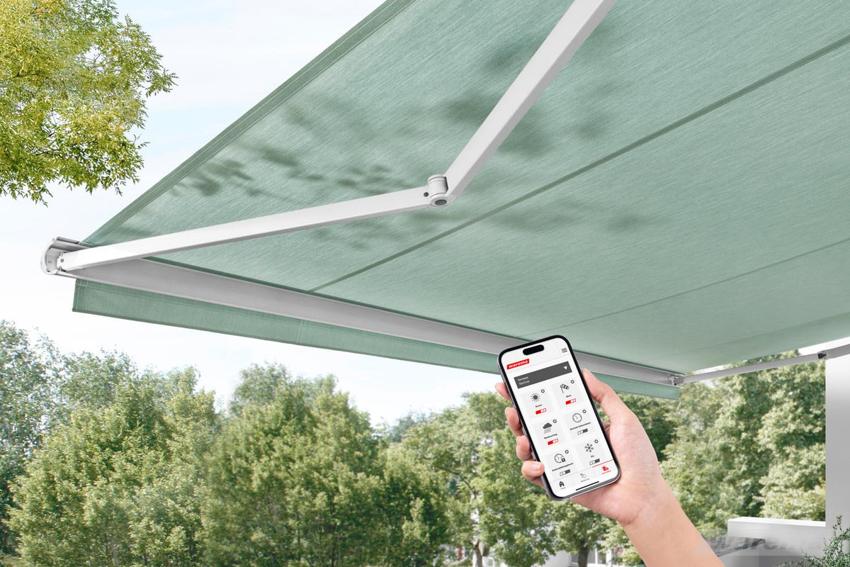 WAREMA Terrea 550 Kassettenmarkise komplett ausgefahren auf der Terrasse