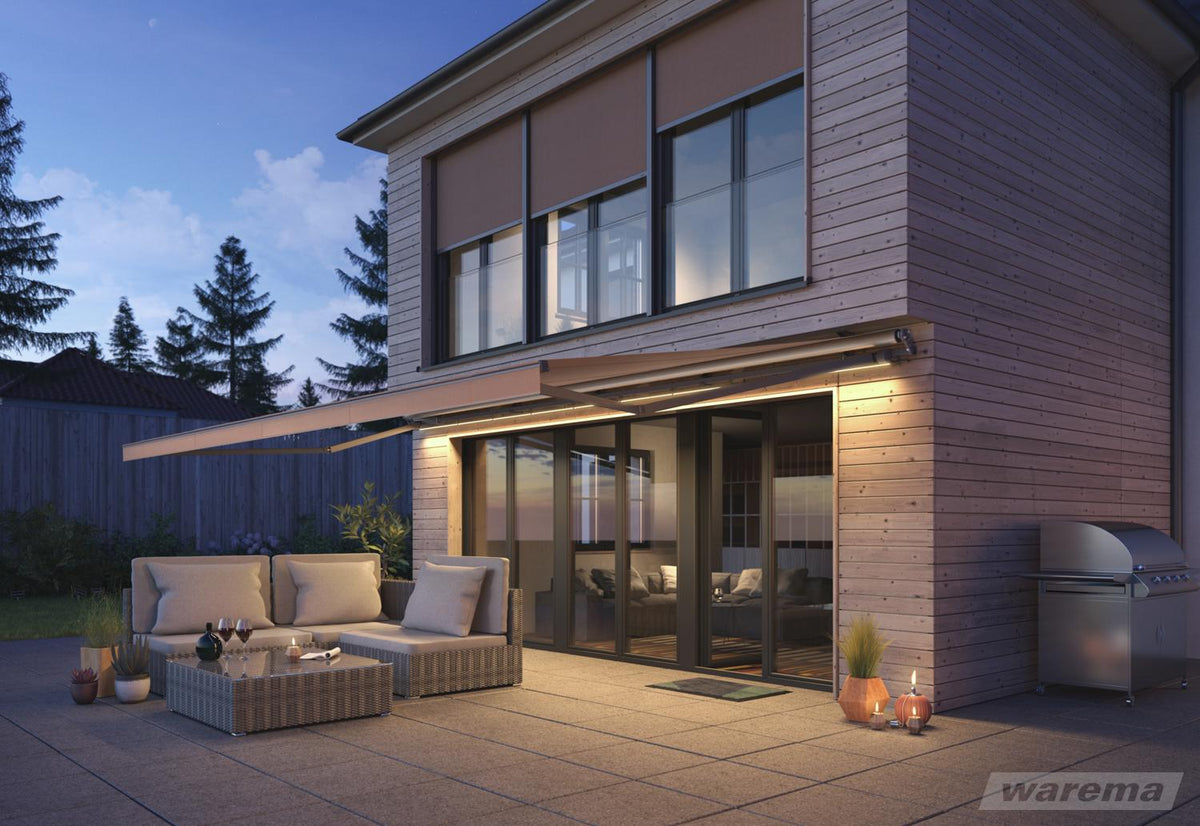 WAREMA Terrea 530 Gelenkarmmarkise komplett ausgefahren auf der Terrasse